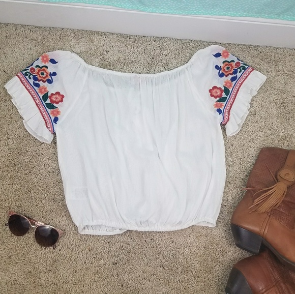 Chelsea & Violet Embroidered Floral Top NWT - Picture 3 of 5